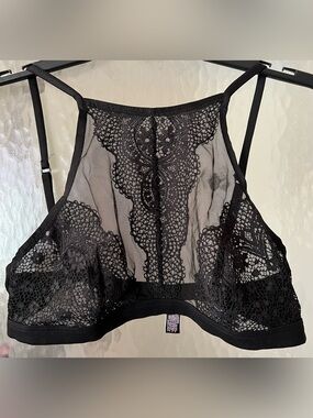New w/o tags/Victoria's Secret-Body By Victoria-Sheer Lace High-Neck Bralette